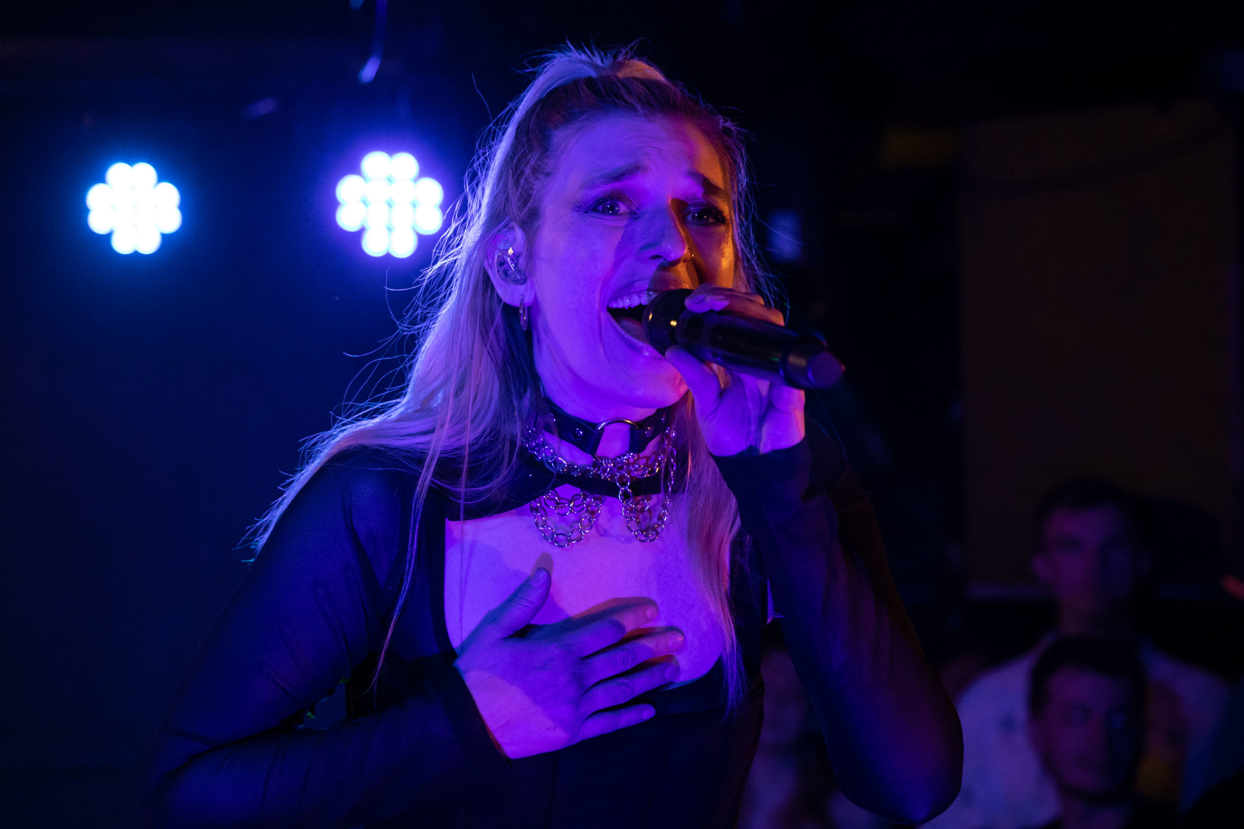 Vérité is bathed in purple light, singing full of emotion on the stage of the Biltmore Cabaret